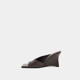 NiLS by NUDE LUCY Shiva Leather Wedge | Sumac